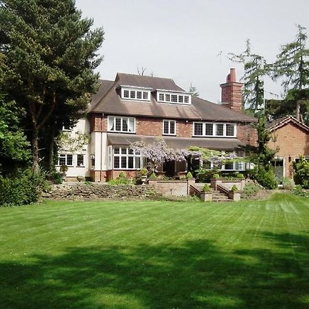 Coach House Villa Woking Bagian luar foto