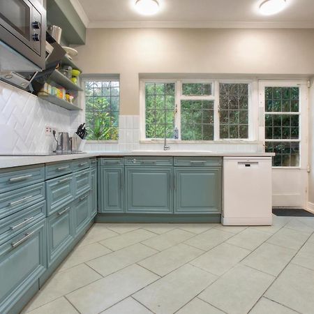 Coach House Villa Woking Bagian luar foto