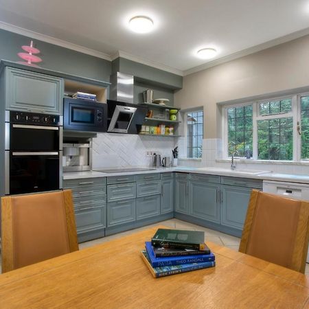 Coach House Villa Woking Bagian luar foto