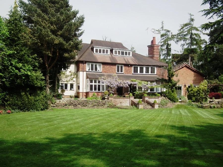 Coach House Villa Woking Bagian luar foto