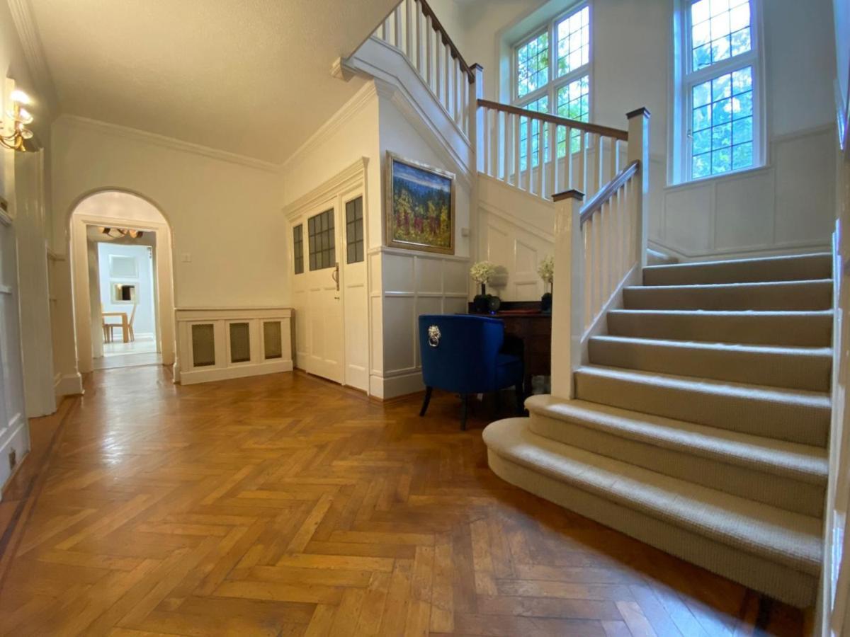 Coach House Villa Woking Bagian luar foto