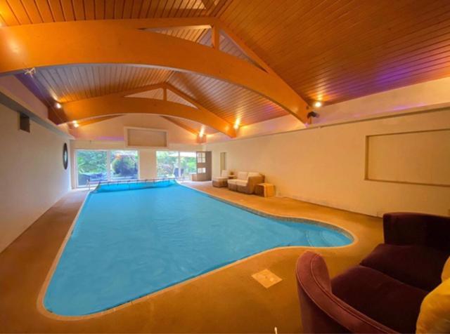Coach House Villa Woking Bagian luar foto