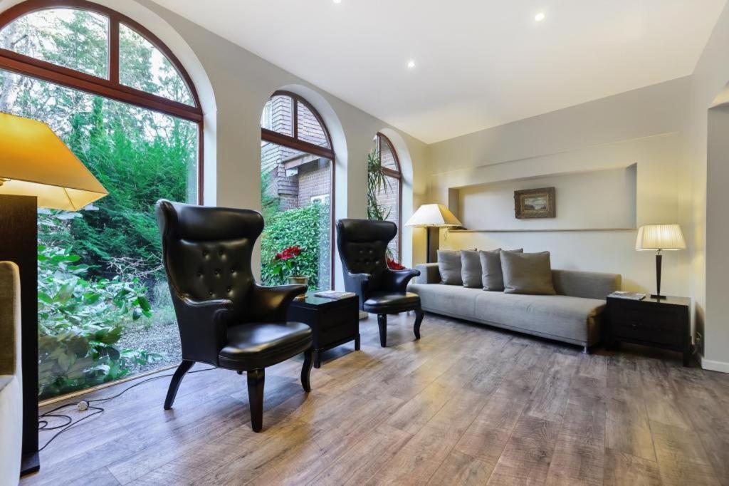 Coach House Villa Woking Bagian luar foto
