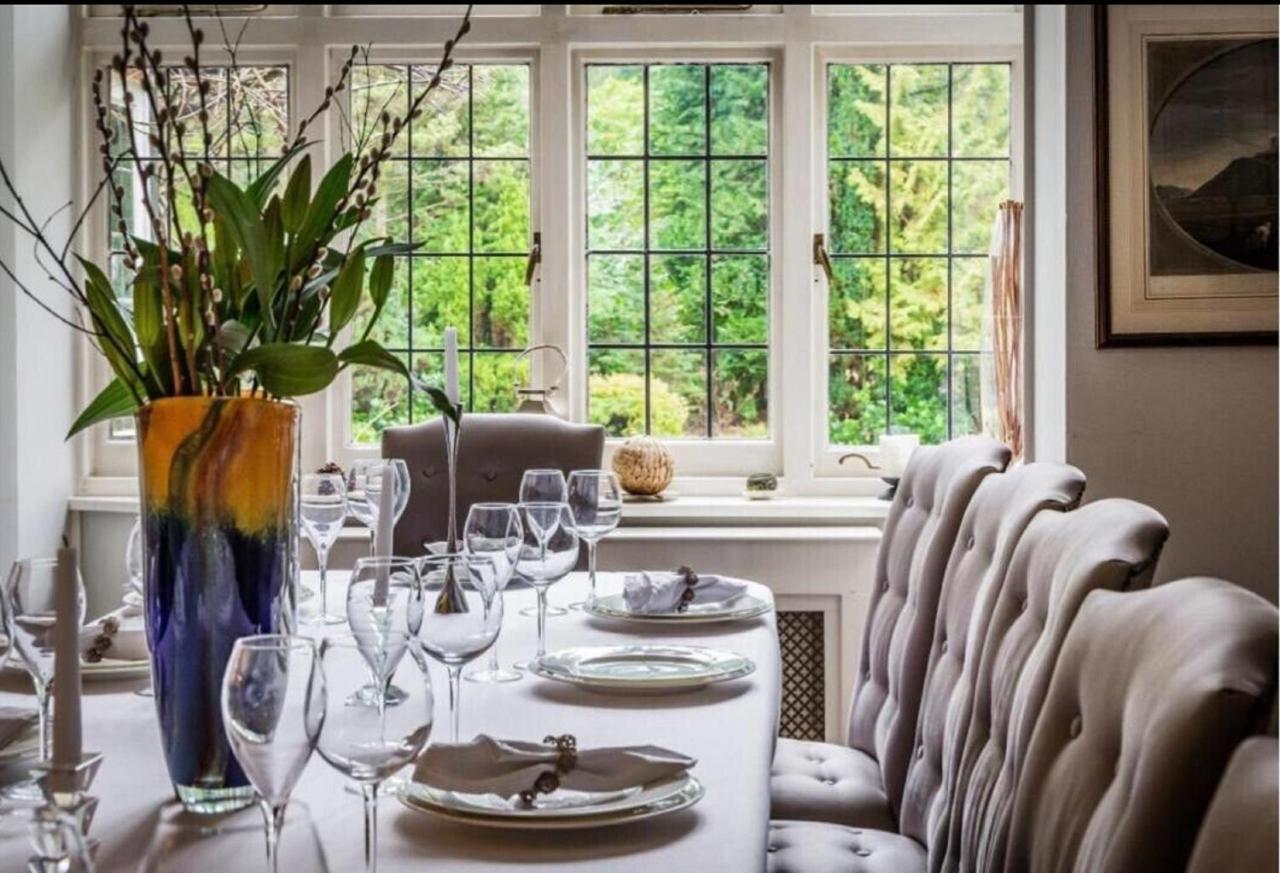 Coach House Villa Woking Bagian luar foto