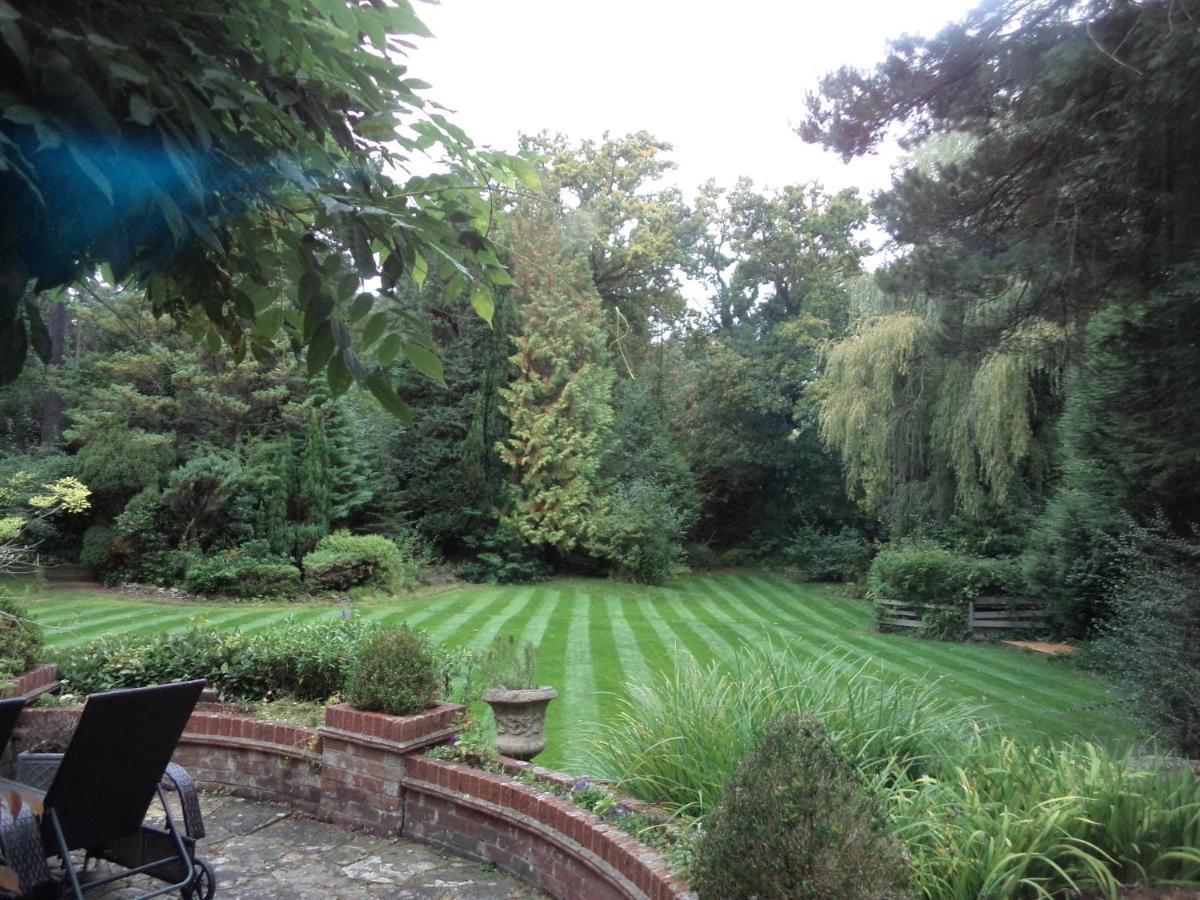 Coach House Villa Woking Bagian luar foto