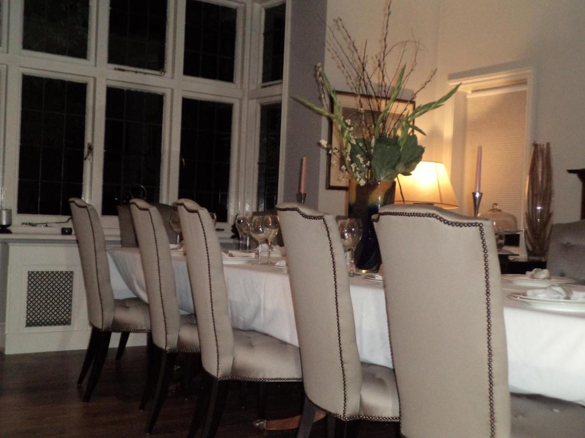 Coach House Villa Woking Bagian luar foto