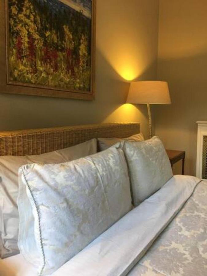 Coach House Villa Woking Bagian luar foto