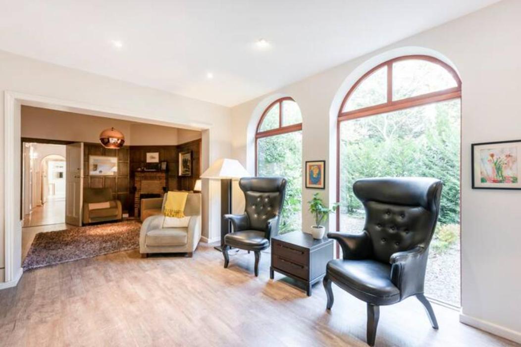 Coach House Villa Woking Bagian luar foto