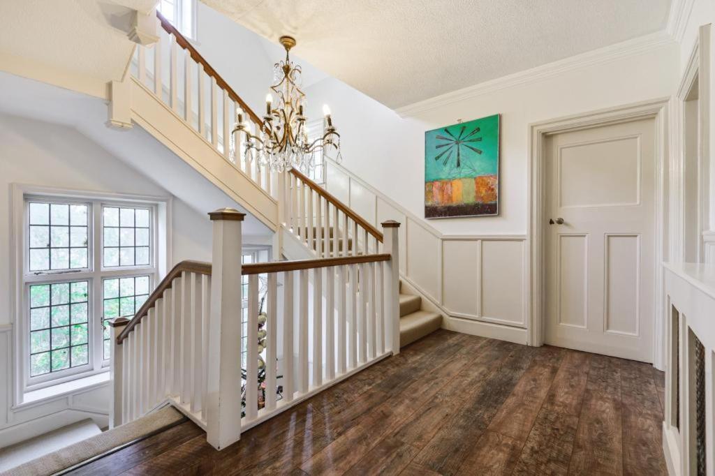 Coach House Villa Woking Bagian luar foto
