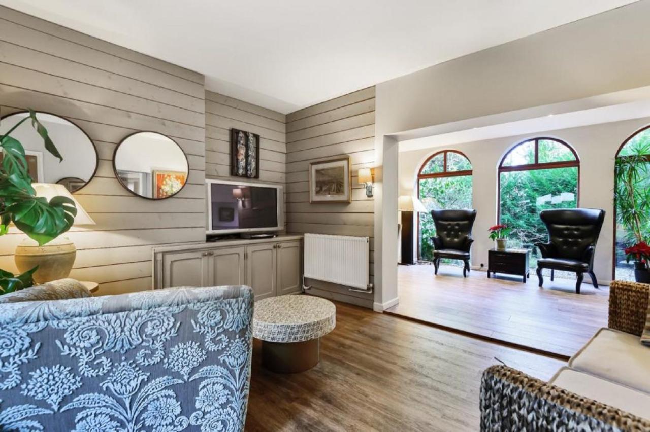 Coach House Villa Woking Bagian luar foto