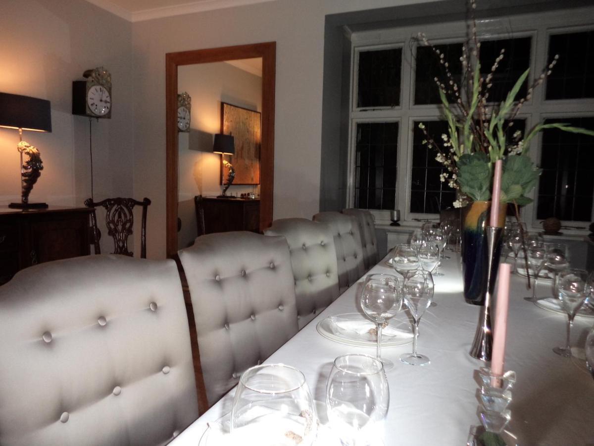 Coach House Villa Woking Bagian luar foto