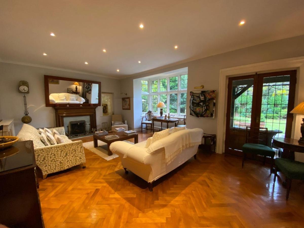 Coach House Villa Woking Bagian luar foto