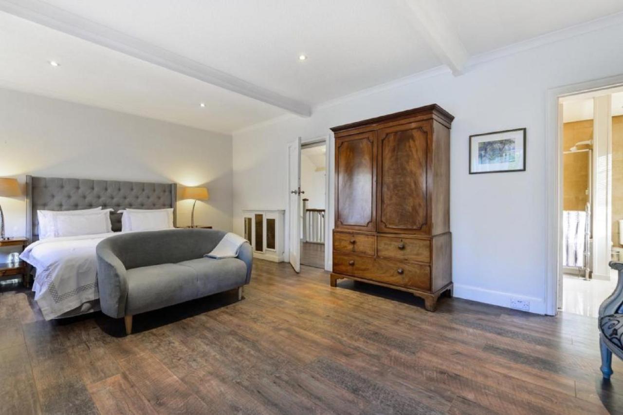 Coach House Villa Woking Bagian luar foto