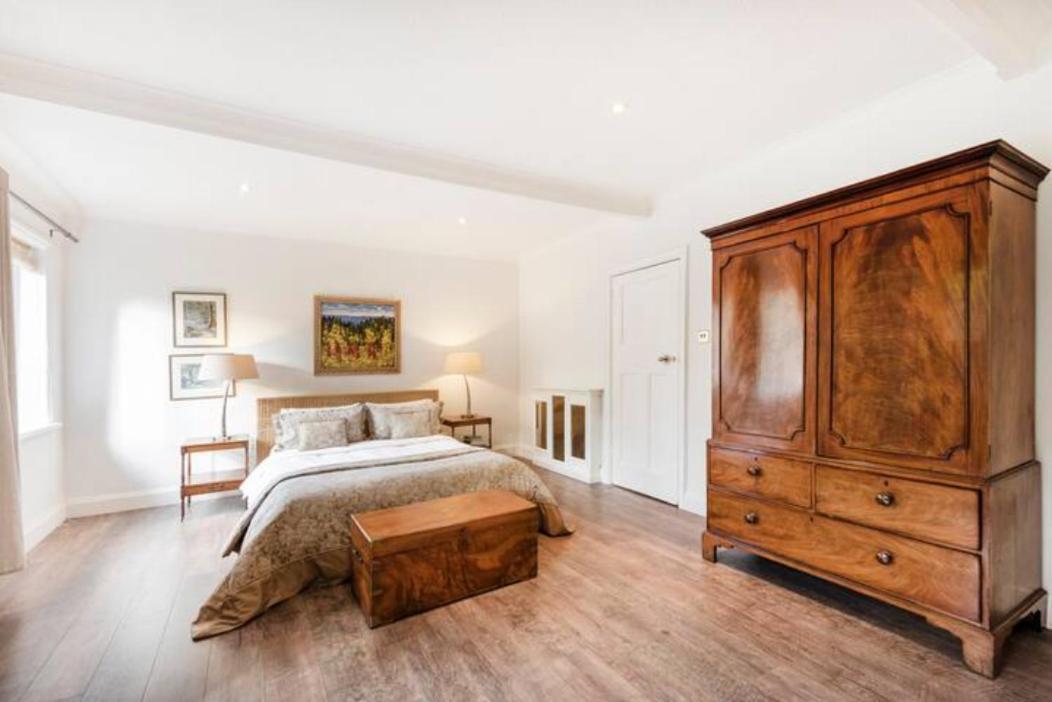 Coach House Villa Woking Bagian luar foto