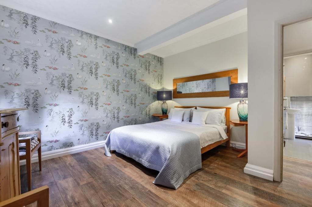Coach House Villa Woking Bagian luar foto