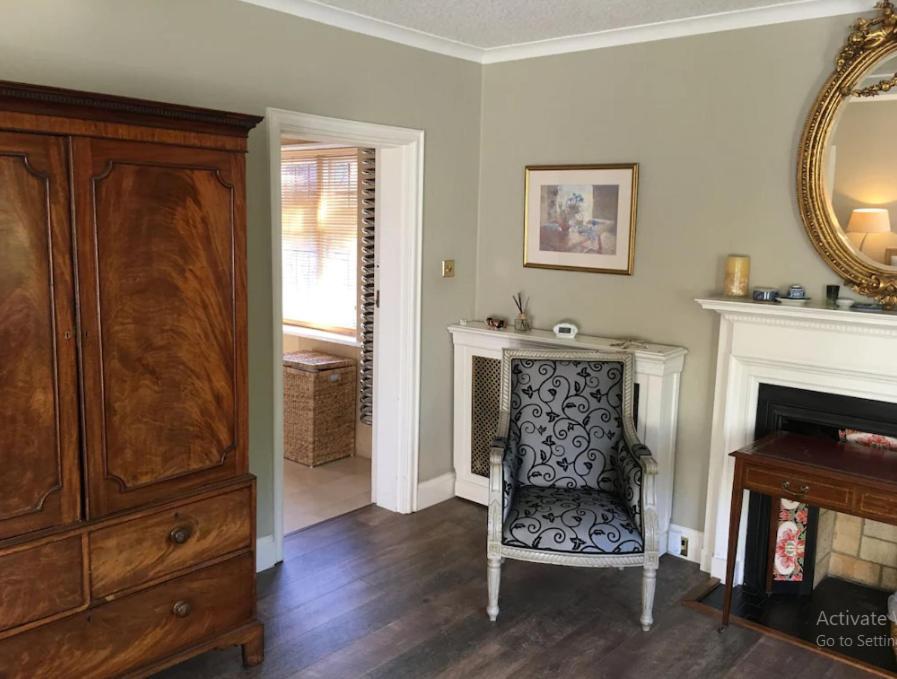 Coach House Villa Woking Bagian luar foto