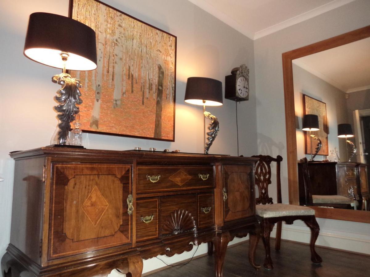 Coach House Villa Woking Bagian luar foto