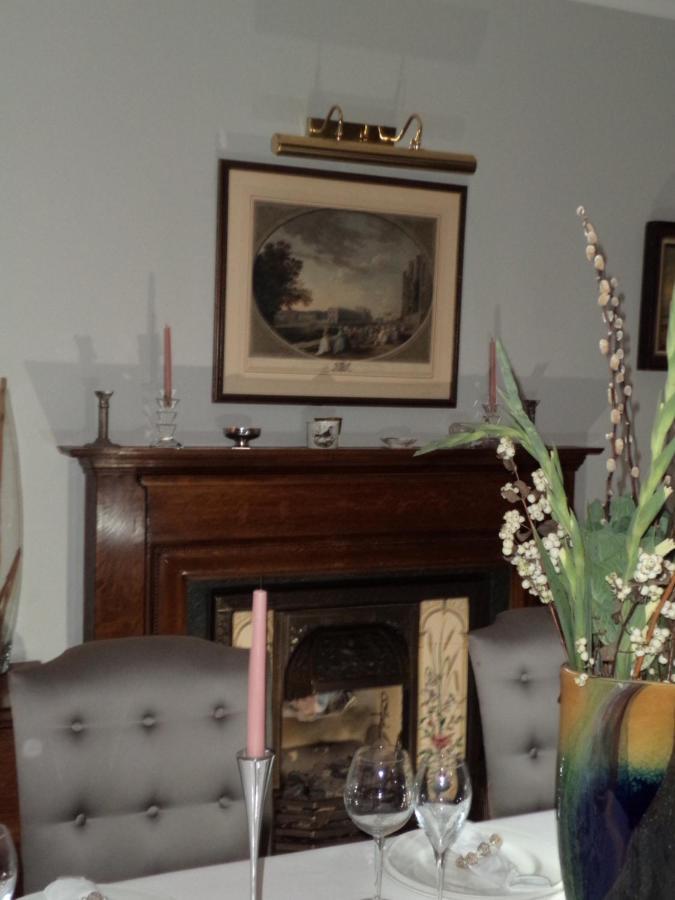 Coach House Villa Woking Bagian luar foto