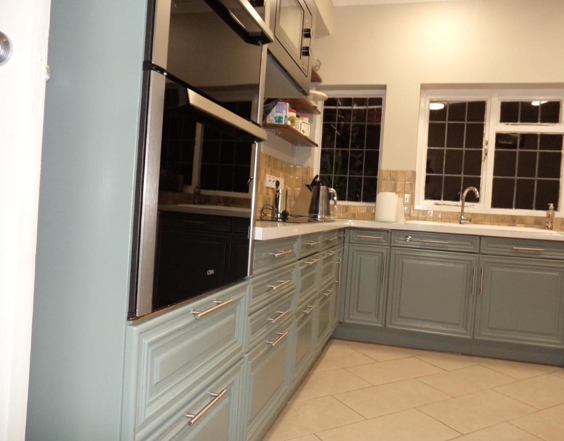 Coach House Villa Woking Bagian luar foto