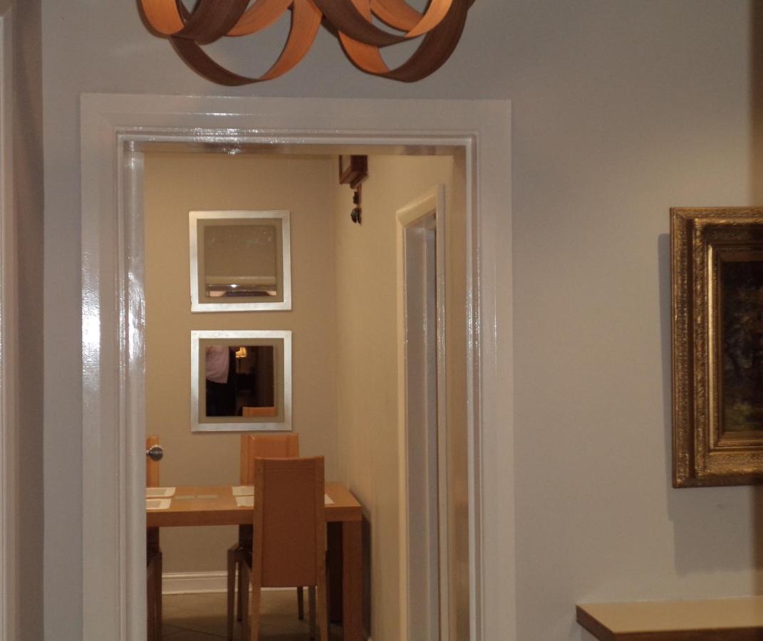 Coach House Villa Woking Bagian luar foto