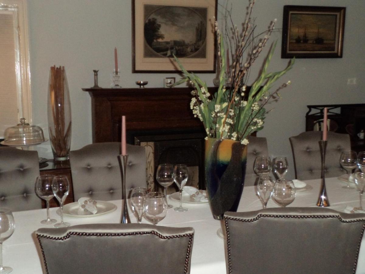 Coach House Villa Woking Bagian luar foto