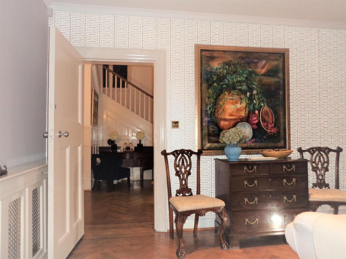 Coach House Villa Woking Bagian luar foto