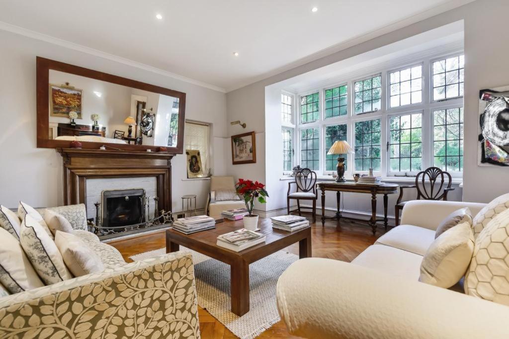 Coach House Villa Woking Bagian luar foto