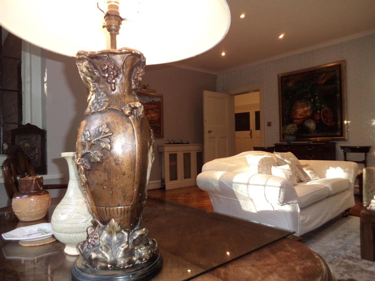 Coach House Villa Woking Bagian luar foto