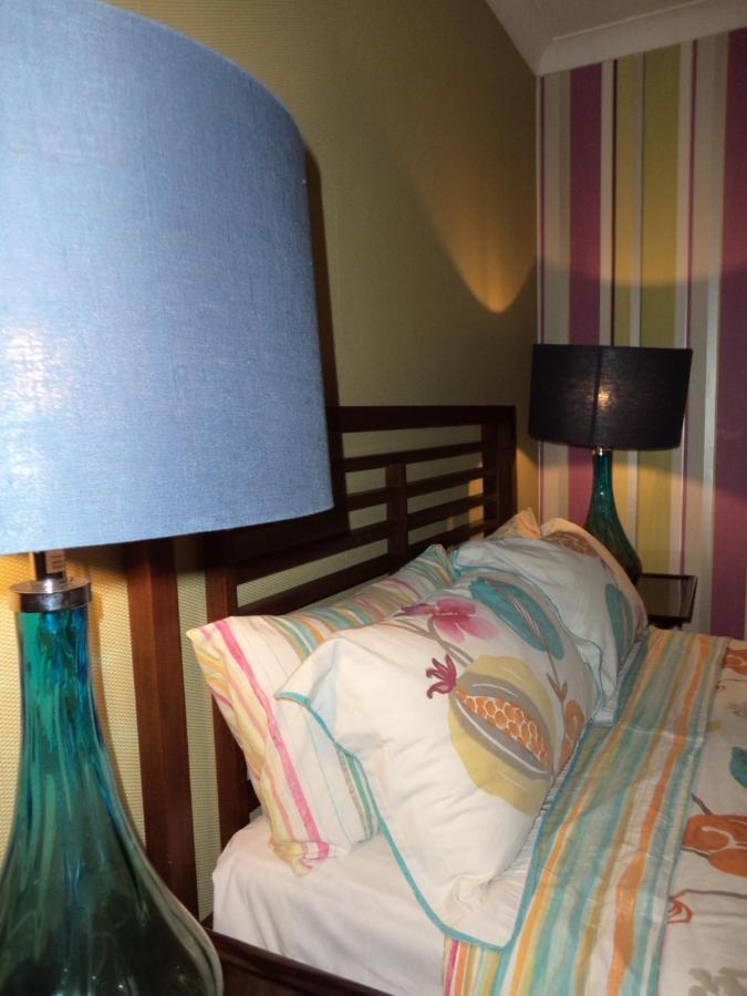 Coach House Villa Woking Bagian luar foto