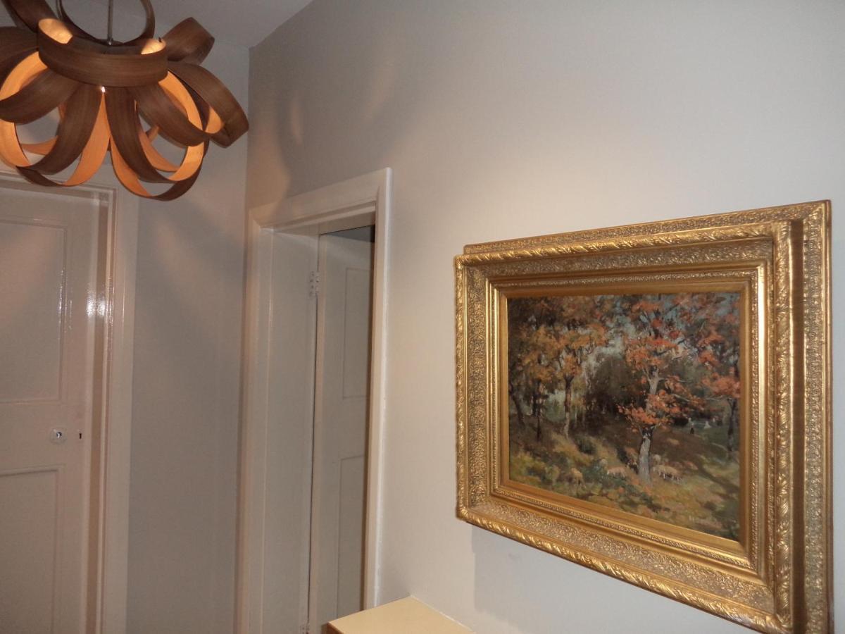 Coach House Villa Woking Bagian luar foto