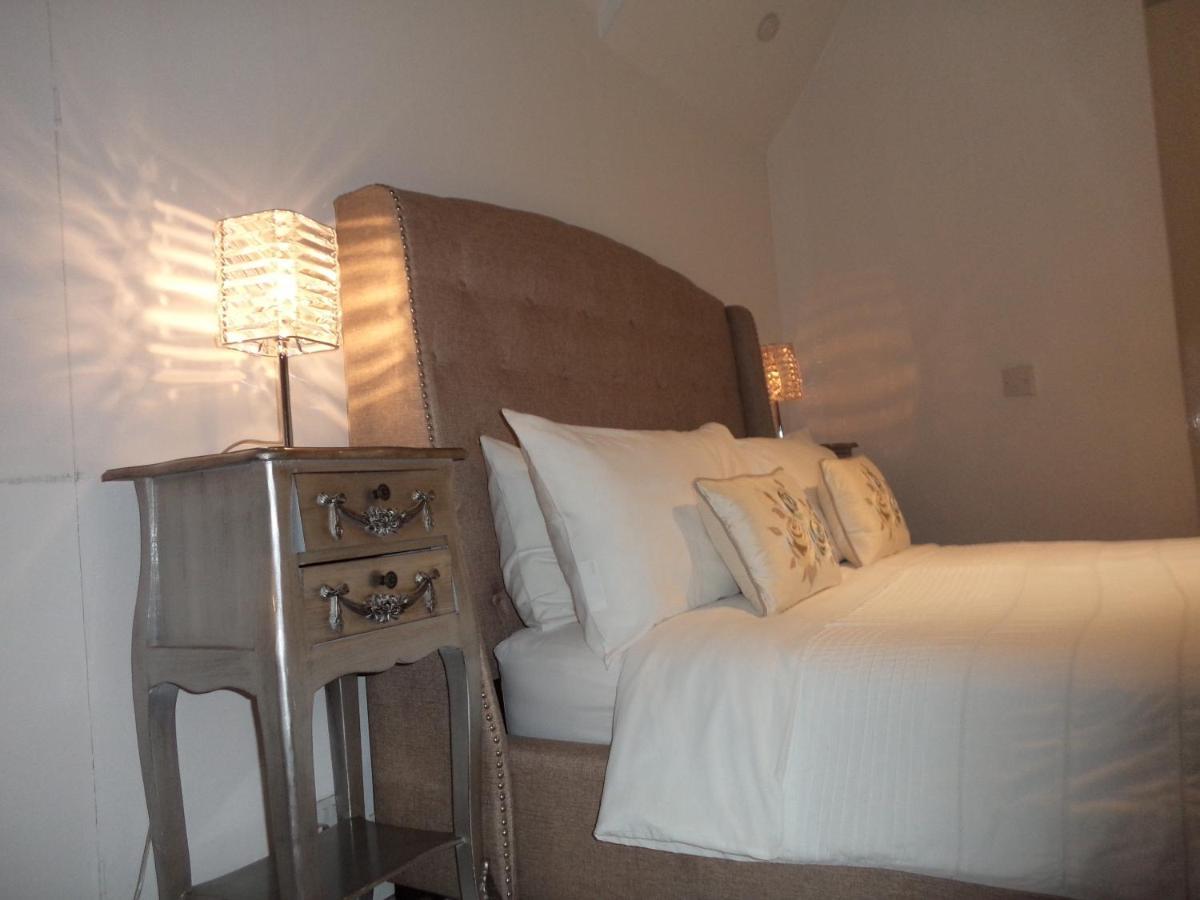 Coach House Villa Woking Bagian luar foto