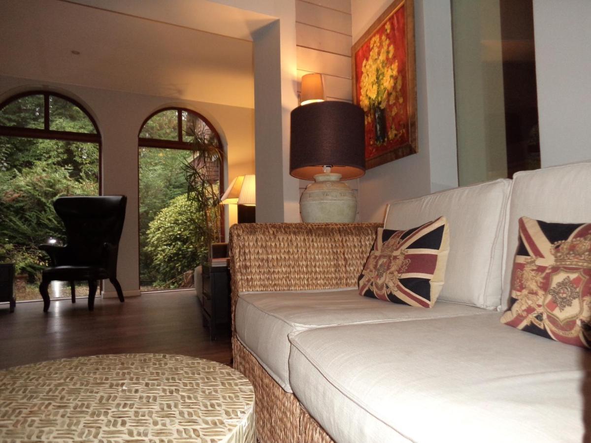 Coach House Villa Woking Bagian luar foto
