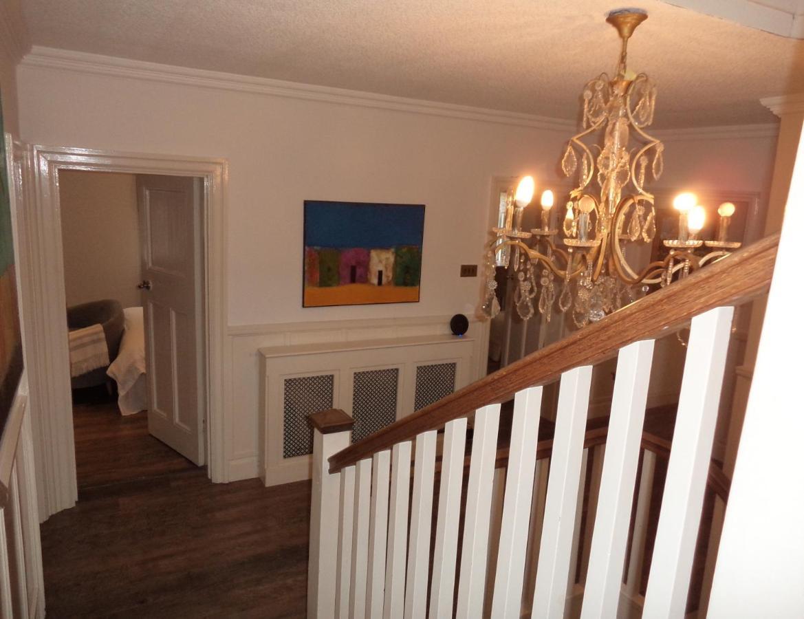 Coach House Villa Woking Bagian luar foto