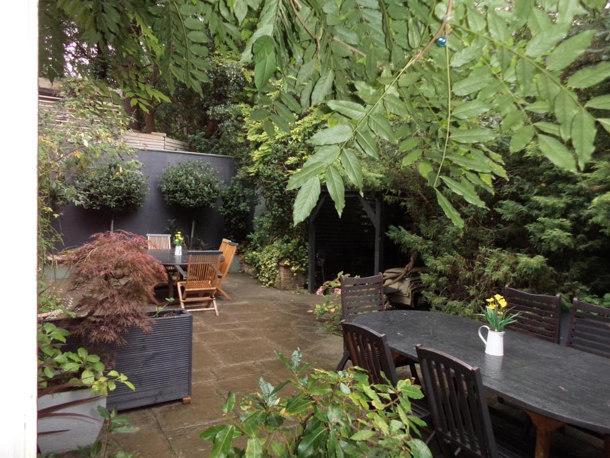 Coach House Villa Woking Bagian luar foto