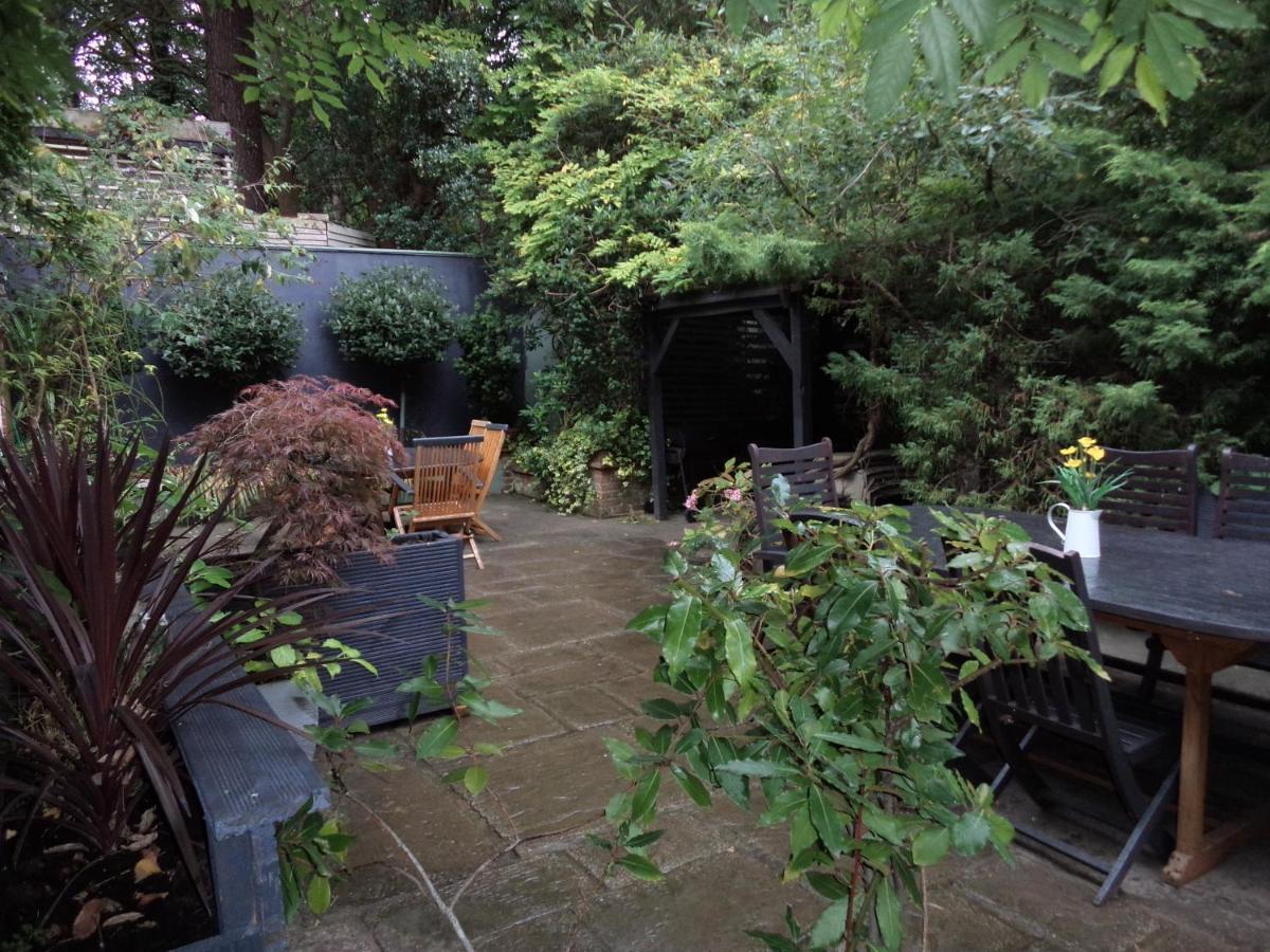 Coach House Villa Woking Bagian luar foto