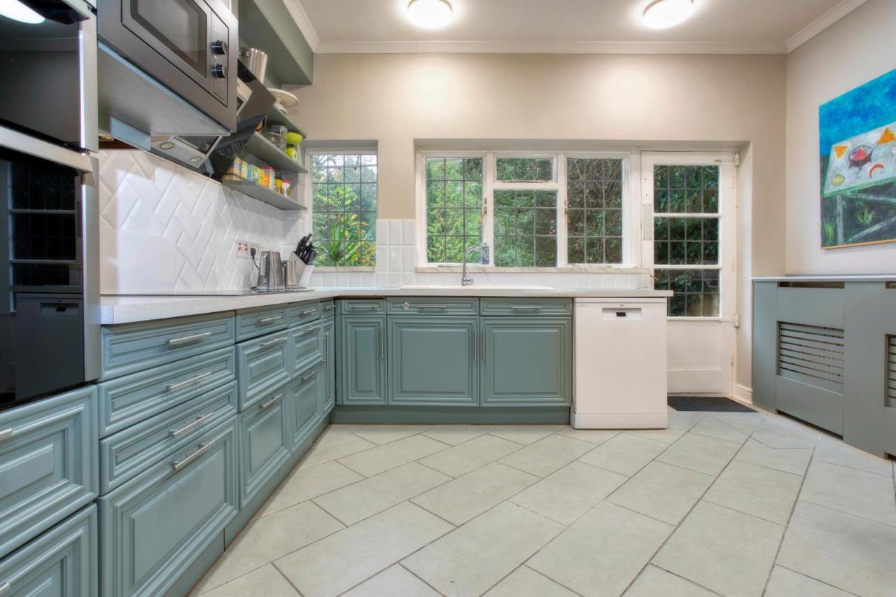 Coach House Villa Woking Bagian luar foto