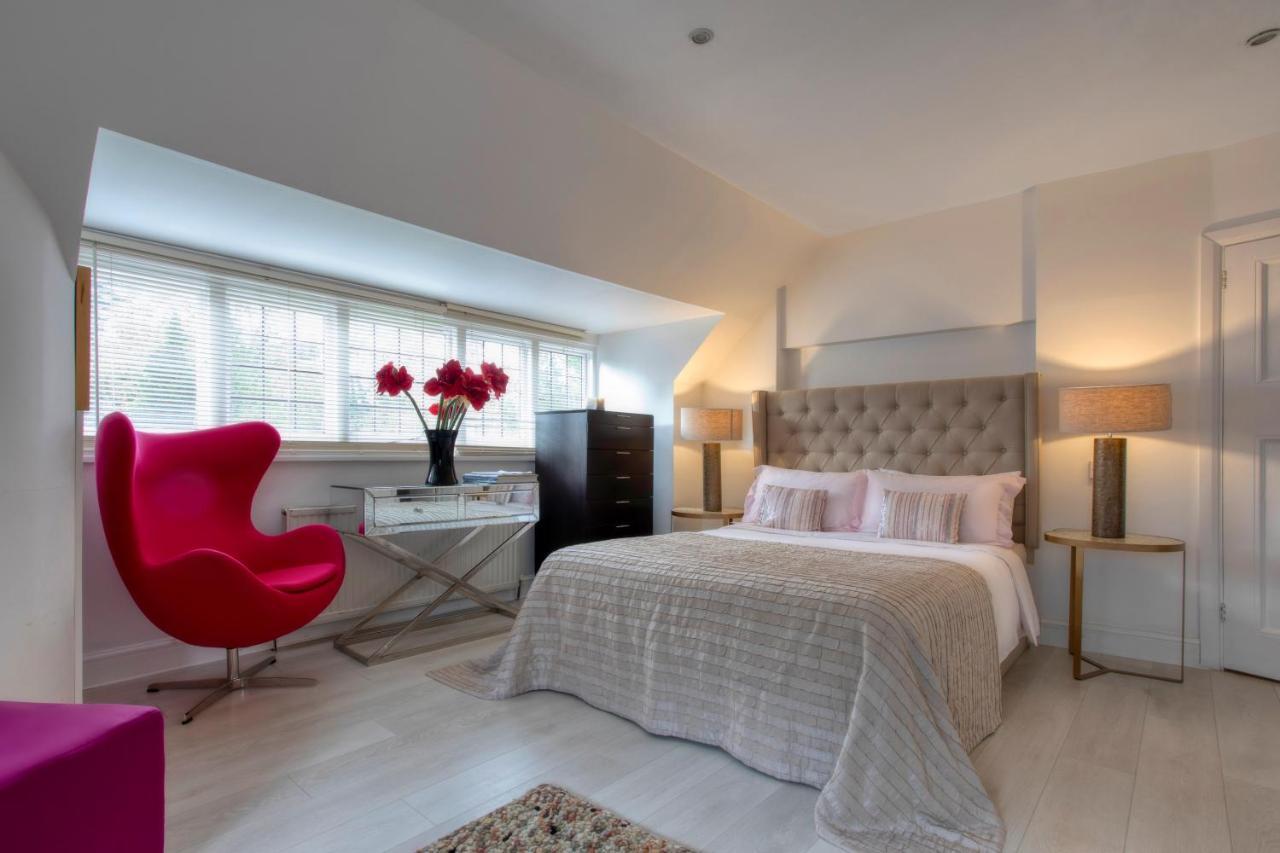 Coach House Villa Woking Bagian luar foto