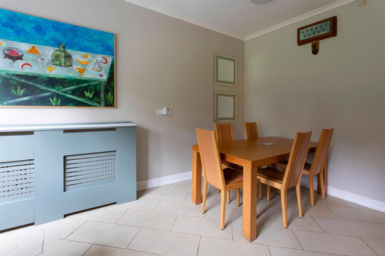 Coach House Villa Woking Bagian luar foto