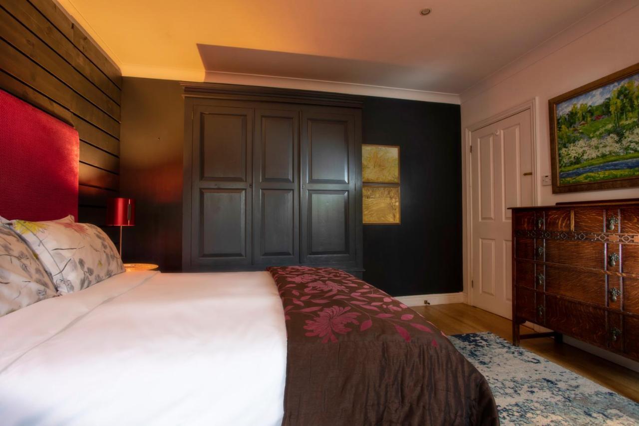 Coach House Villa Woking Bagian luar foto