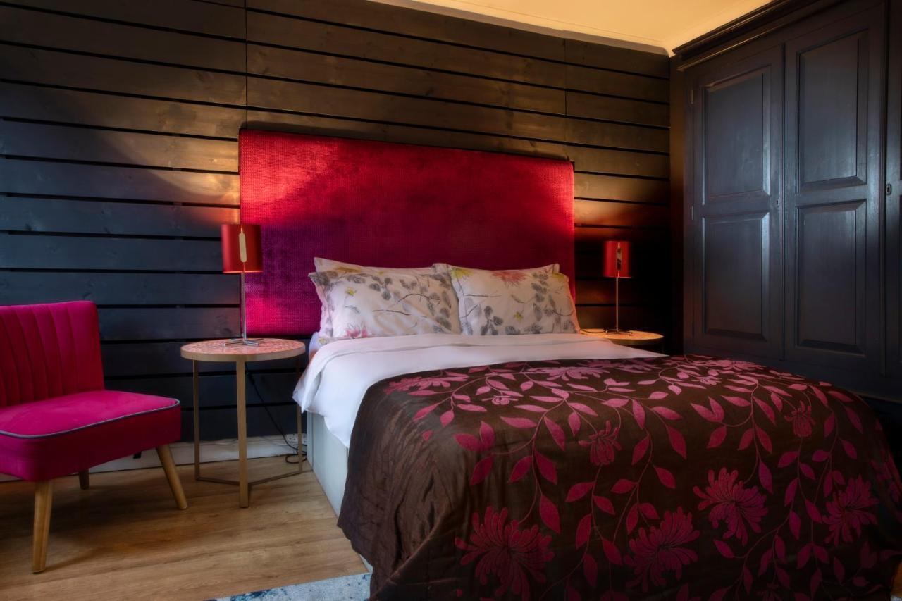 Coach House Villa Woking Bagian luar foto