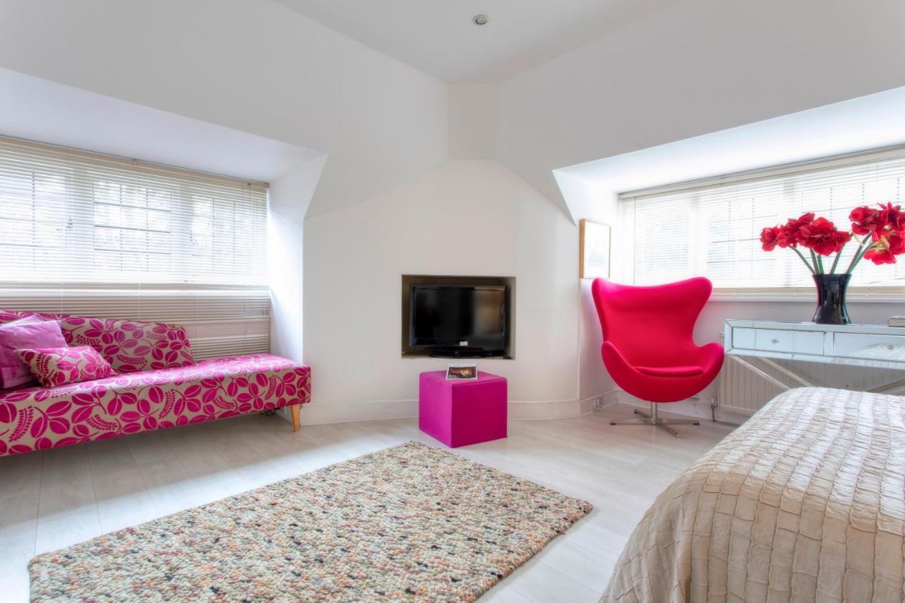 Coach House Villa Woking Bagian luar foto
