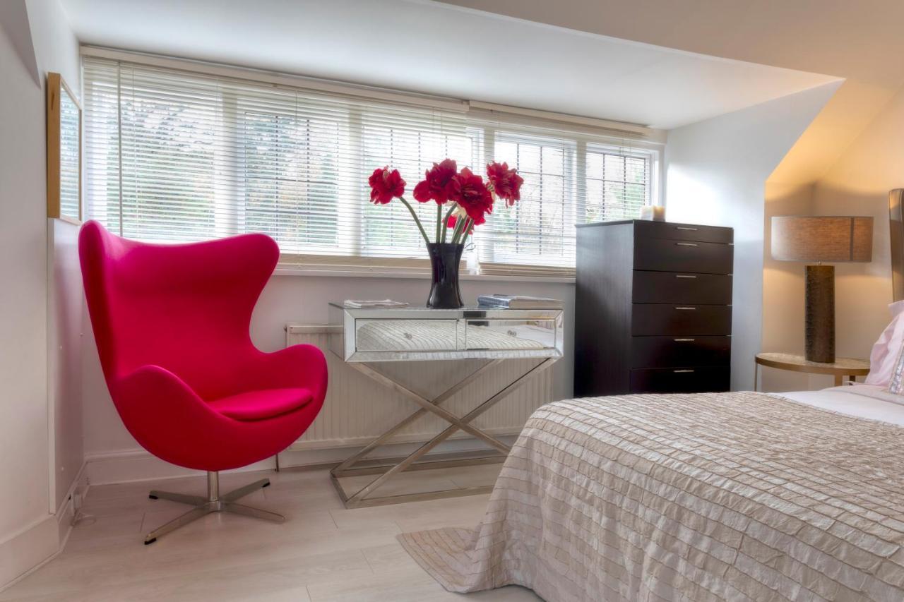 Coach House Villa Woking Bagian luar foto