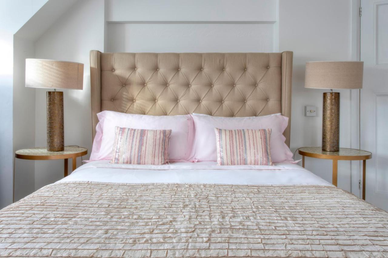 Coach House Villa Woking Bagian luar foto