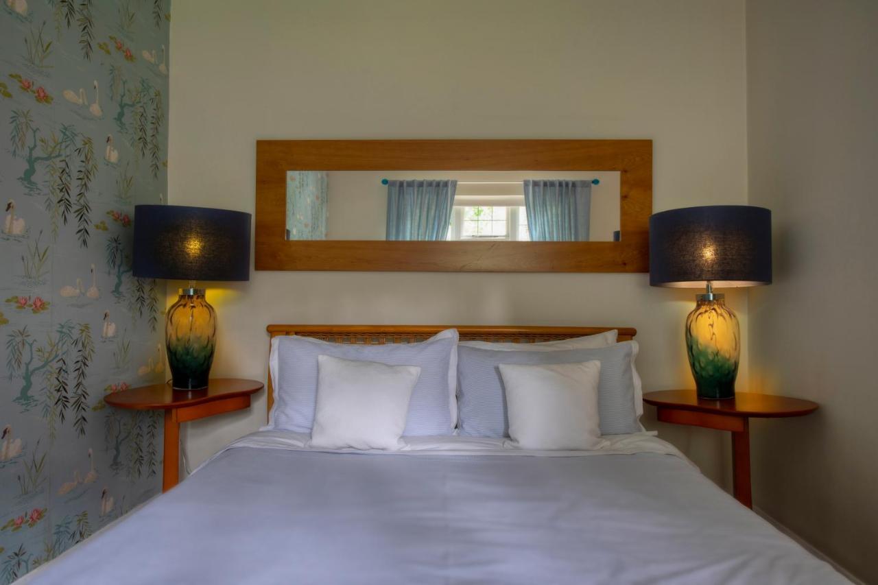 Coach House Villa Woking Bagian luar foto