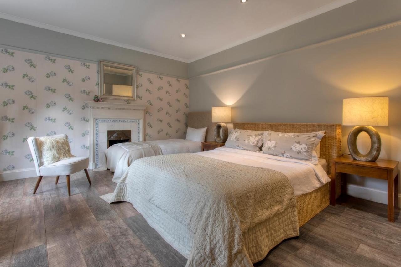 Coach House Villa Woking Bagian luar foto