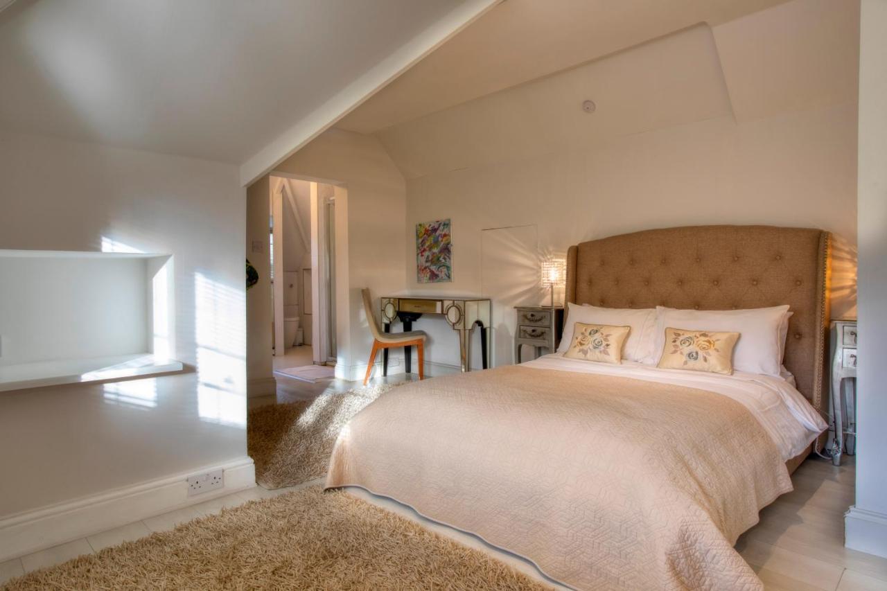 Coach House Villa Woking Bagian luar foto