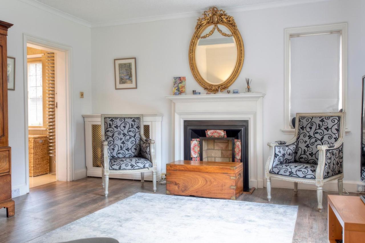 Coach House Villa Woking Bagian luar foto