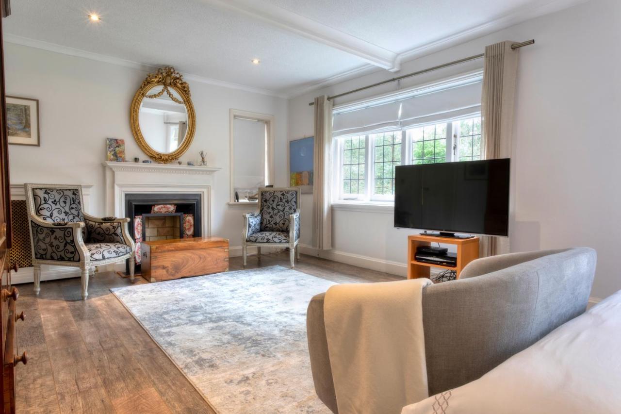 Coach House Villa Woking Bagian luar foto