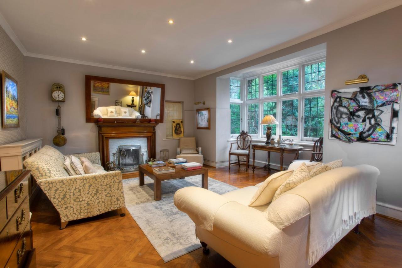 Coach House Villa Woking Bagian luar foto
