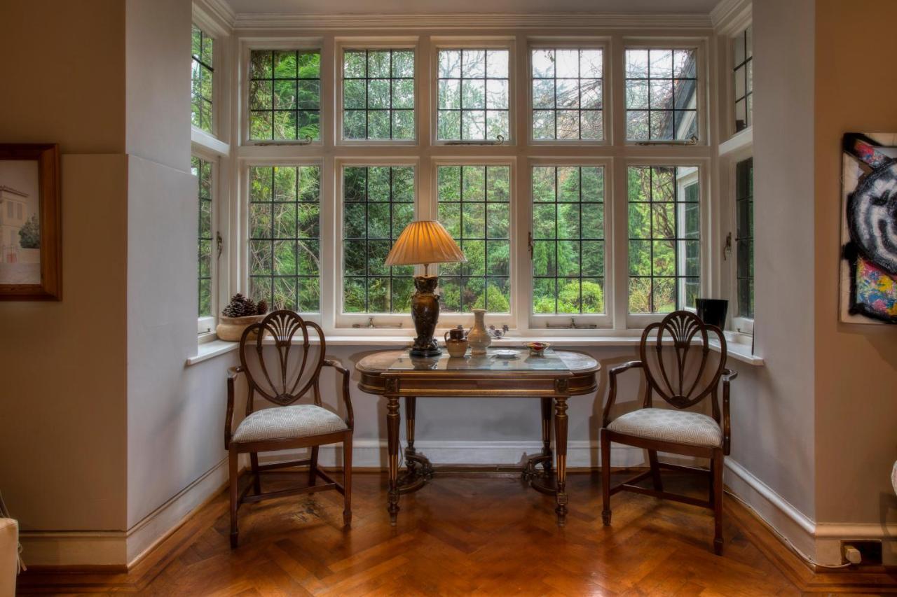 Coach House Villa Woking Bagian luar foto